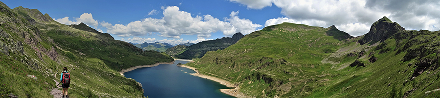 Vista panoramica sui Laghi Gemelli scendendo dal Passo Laghi Gemelli